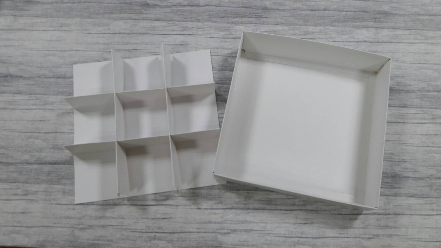 กล่องของขวัญ กล่องแบบมีฝาครอบ กล่องของขวัญ กล่องฝาครอบ กล่องอเนกประสงค์ ขนาด 24x24x5 ซม. สีขาว (แบบฝาทึบ) พร้อมฐานตัวกั้นสินค้าแบบ 9 ช่อง ราคา 715 บาท ต่อแพ็ค (20 ใบ)