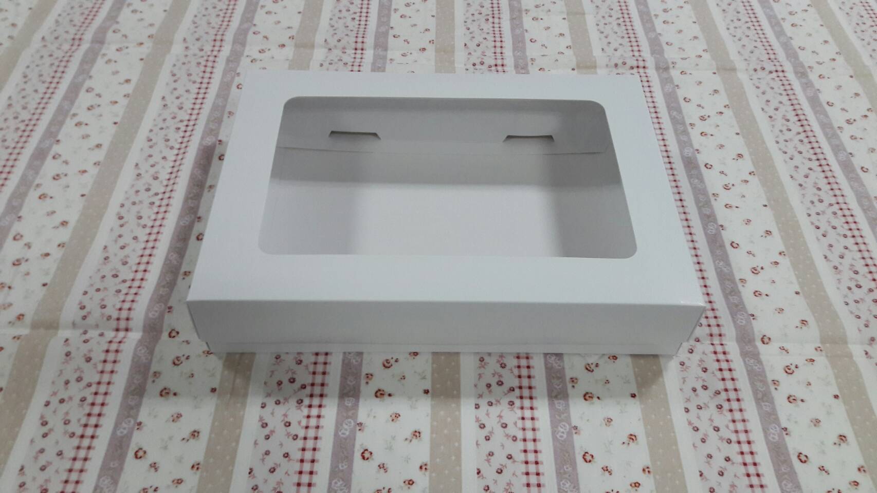 กล่องของขวัญ กล่องฝาครอบ กล่องของที่ระลึก กล่องอเนกประสงค์ กล่องของใช้ กล่องพวงมาลัย กล่องใส่ผ้าไหม ขนาด 19.6x27.2x5 ซม.สีขาว (หน้าต่างพลาสติก) ราคา 490 บาทต่อแพ็ค(20 ใบ)