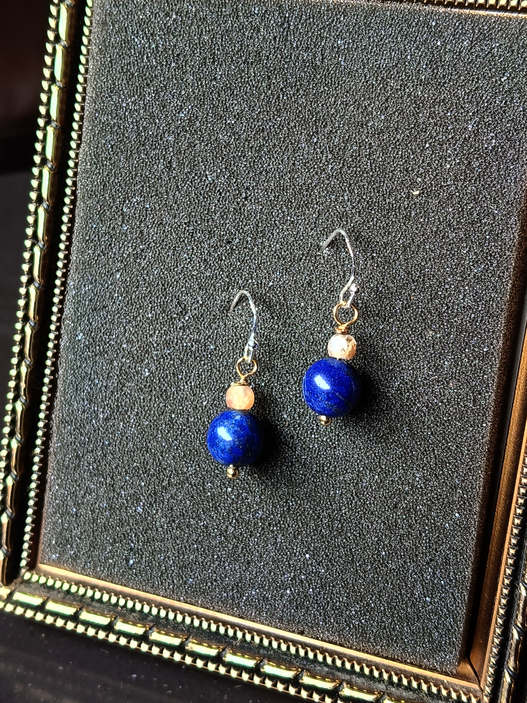 ต่างหู ประดับหินแท้ Lapis Lazuli + Pietersite Clip Earring (ปกป้องคุ้มครอง เสริมกระแสเงินสด)