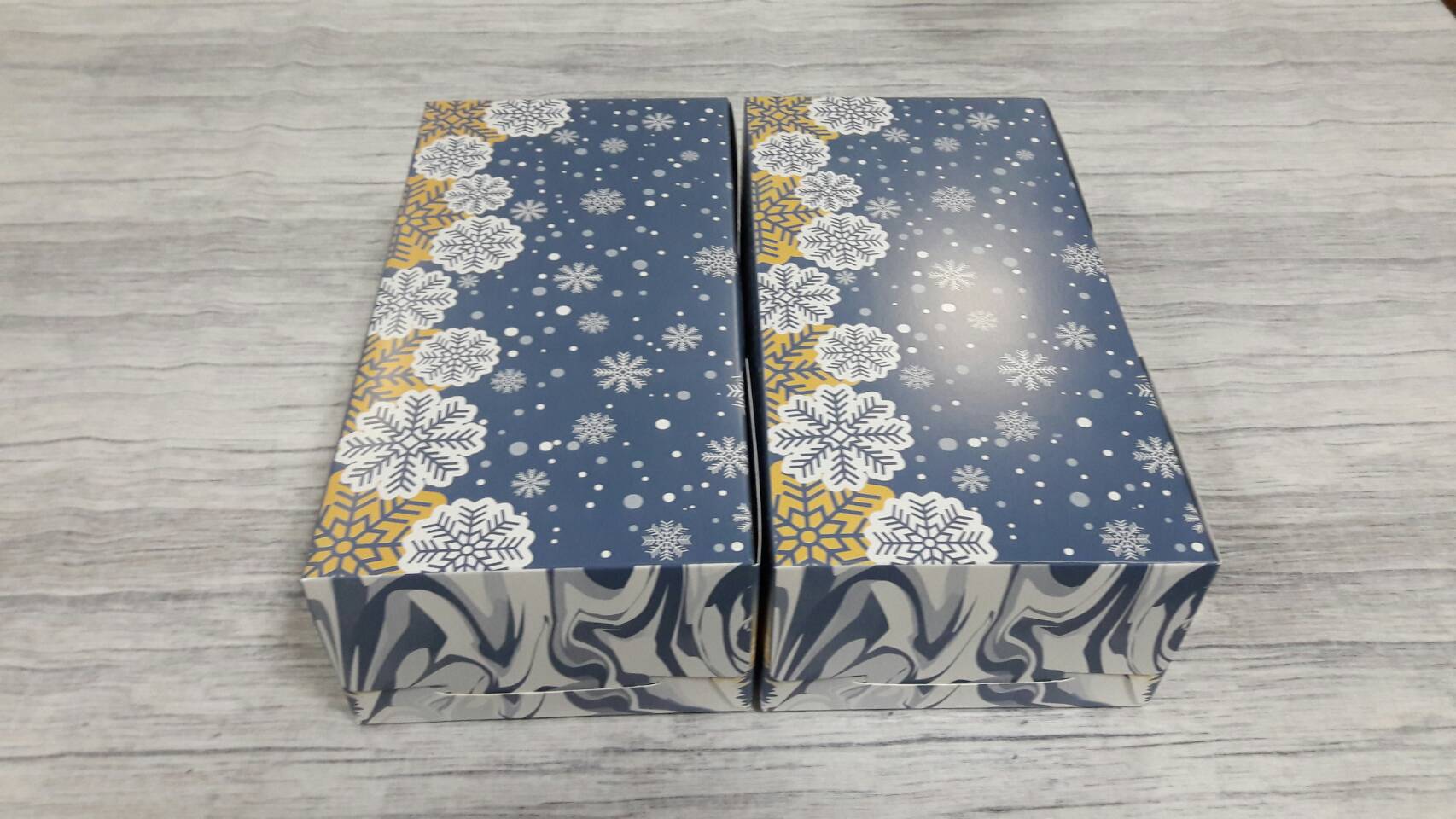 กล่องขนม กล่องเค้ก กล่องคัพเค้ก กล่องชิฟฟ่อน กล่องช้อคโกแล็ต กล่องคุ๊กกี้ กล่องอเนกประสงค์ ขนาด 10.5x20.5x6.5 ซม.ไม่มีหน้าต่าง (ฝาทึบ) ลายสีบลูเกรย์ ราคา 145 บาทต่อแพ็ค (20 ใบ)