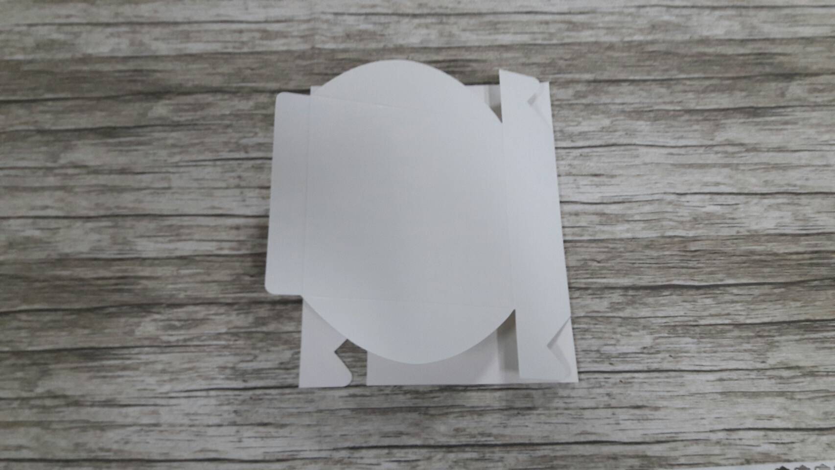 กล่องทาร์ต 4 ชิ้น (ขนาดถ้วยทาร์ต 6 ซม.) กล่องทรงแบน (ฝาทึบ) ขนาด 12.5x12.5x4.0ซม. สีขาว ราคา 90 บาทต่อแพ็ค (20 ใบ)