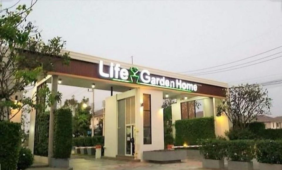 ขายบ้านเดี่ยว 2 ชั้น หมู่บ้านไลฟ์การ์เด้นโฮมโรงโป๊ะ (รหัสทรัพย202095) ซอย2 ต.ตะเคียนเตี้ย อ.บางละมุง จ.ชลบุรี ขนาด 64.60 ตรว. มี 3 ห้องนอน 3 ห้องน้ำ 1 ห้องรับแขก 1 ห้องนั่งเล่น 1 ห้องครัว ต่อเติมครัวไทยข้างบ้าน พร้อมแอร์ 4 ตัว จอกรถได้ 2 คัน