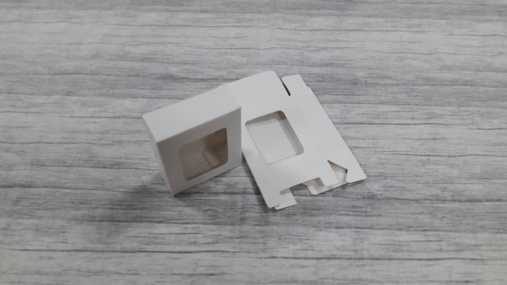 กล่องอเนกประสงค์ กล่องของขวัญ กล่องเครื่องสำอางค์ กล่องขนม กล่องสบู่ สีขาว (หน้าต่างพลาสติก) แบบทรงฝาปิดเปิด ก้นขัด ขนาด 7.5x3.0x9.0 ซม. (กระดาษหนา 350 แกรม) ราคา 285 บาทต่อแพ็ค(50 ใบ)