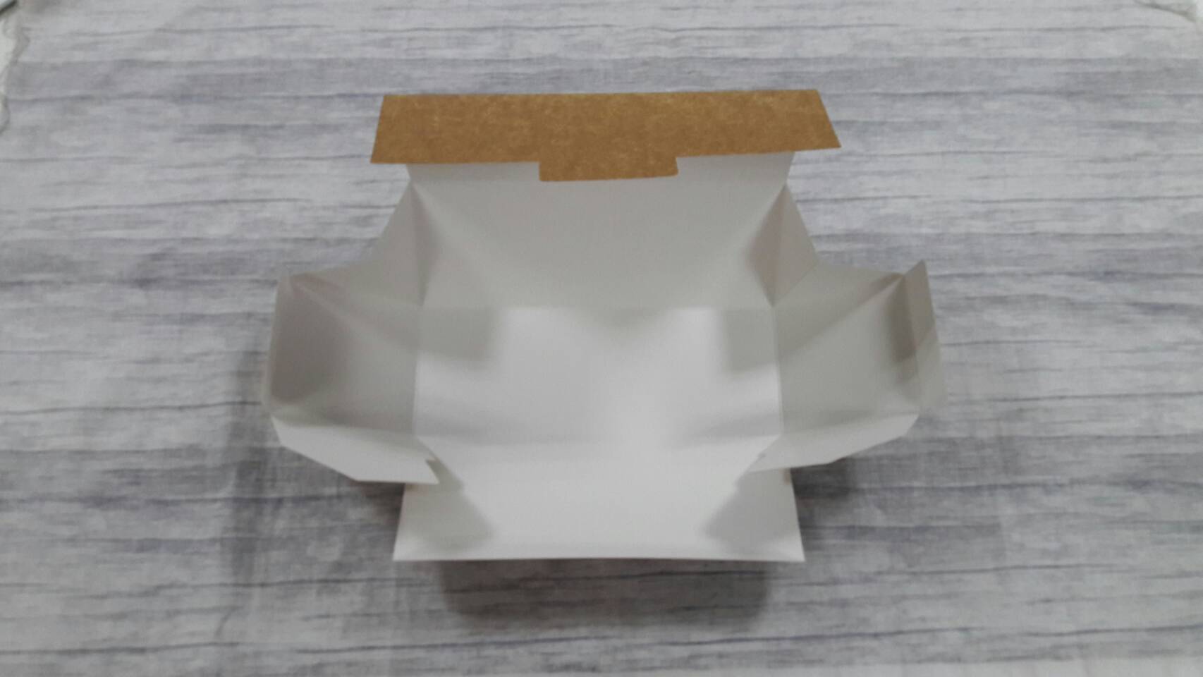 กล่องเค้กโรล กล่องคัพเค้ก 3 ชิ้น กล่องเค้ก 3-4 ชิ้น กล่องขนม สีคราฟท์น้ำตาลอ่อน(CKB) ขนาด 9 x 24 x 9 ซม.ราคา 230 บาทต่อแพ็ค(20 ใบ)