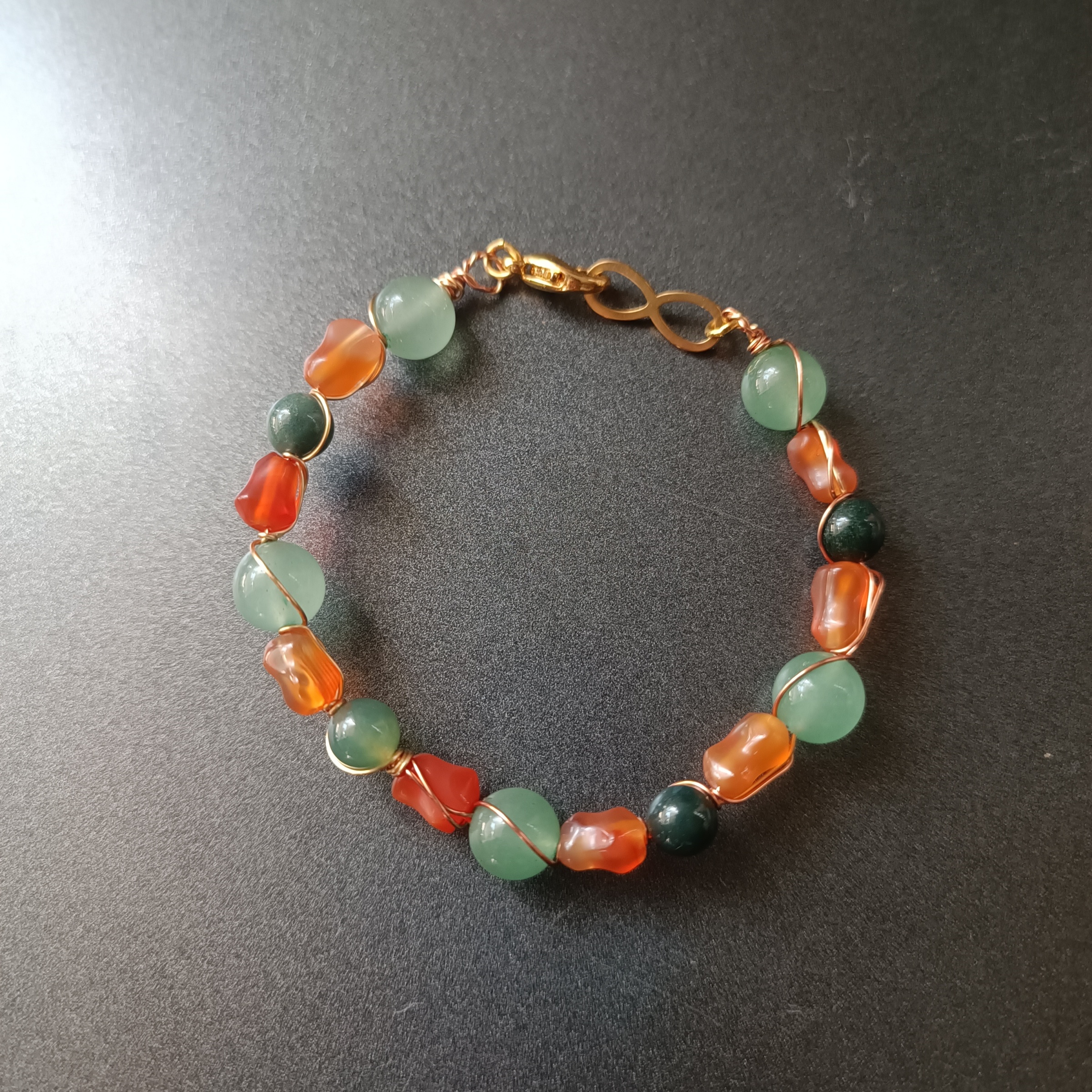 สร้อยข้อมือหินแท้ "Twisted" Green Aventurine + Carnelian Bracelet (ปลุกไฟจินตนาการ ความสร้างสรรค์ เปิดดวงรับโชค)