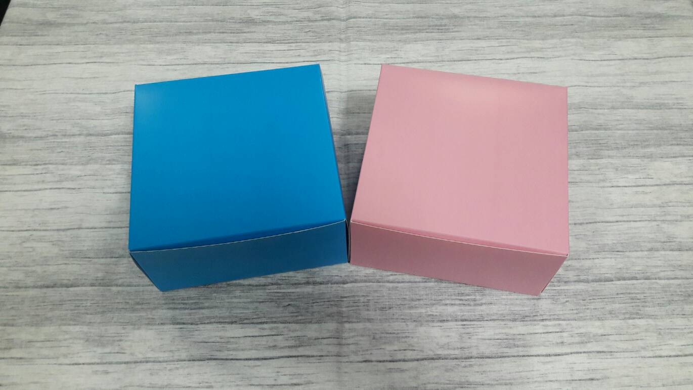 กล่องคัพเค้ก 4 ชิ้น (แบบไม่มีฐานรอง) กล่องเค้กครึ่งปอนด์ กล่องขนม กล่องสแน็ค Snack Box กล่องคอฟฟี่เบรค สีชมพู ขนาด 15.0x15.0x7.6 ซม. (แพ็คละ 150 บาทต่อ 20ใบ)