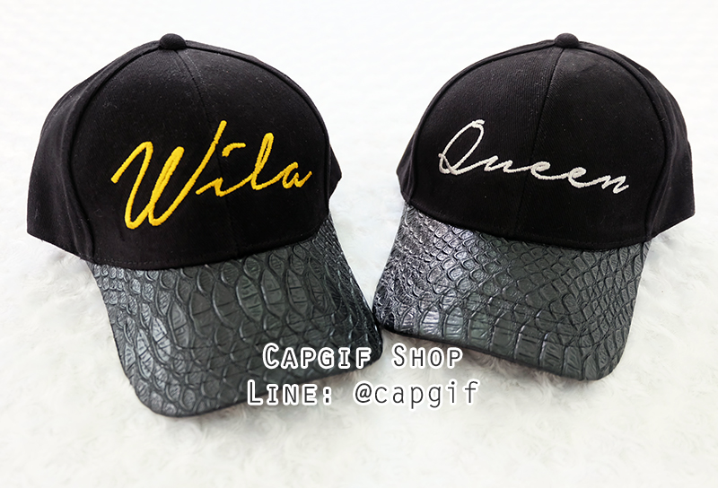 หมวกแก๊ปสีดำปีกลายหนังงูปักชื่อ
