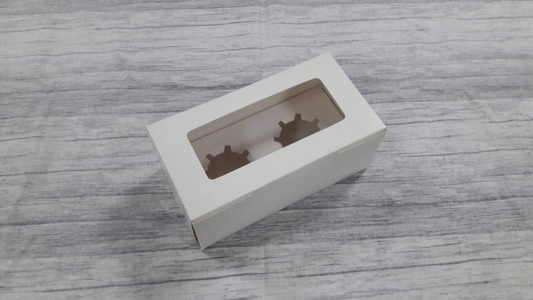 กล่องคัพเค้ก 2 ชิ้น แบบฝามีหน้าต่างพลาสติก ขนาด 9.5x18x7.8ซม.สีขาว พร้อมฐานรองคัพเค้กแบบ 2 ช่อง ราคา 215 บาทต่อแพ็ค (20 ใบ)