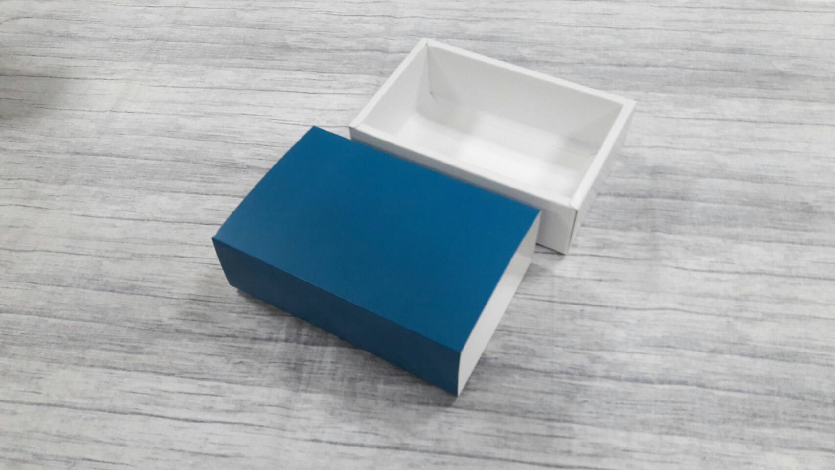 กล่องสไลด์ กล่องของขวัญ กล่องของที่ระลึก กล่องอเนกประสงค์ กล่องแบบฝาสไลด์ สี teal blue color (สีฟ้านกเป็ดน้ำ) ขนาด 11.4 x 17.4 x5.0 ซม. ราคา 340 บาท (20 ใบ ต่อแพ็ค)