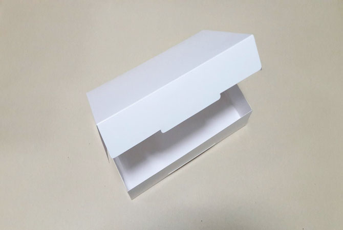 กล่องขนม กล่องเค้ก กล่องโดนัท กล่องอเนกประสงค์ ขนาด 20x30x7ซม.สีขาว (ฝาทึบ) กระดาษหนา 350 แกรม ราคา 305 บาทต่อแพ็ค (20ใบ)