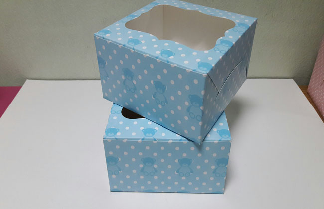 กล่องเค้กครึ่งปอนด์ กล่องคัพเค้ก 4 ชิ้น กล่องเค้ก กล่องขนม กล่องเบเกอรี่ สีลายหมีฟ้า ขนาด 16.8x16.8x9 ซม.ราคา 240 บาทต่อแพ็ค (20ใบ)