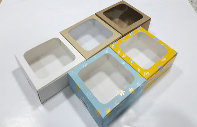 กล่องบราวนี่ กล่องชิฟฟ่อน กล่องช๊อกโกแลต กล่องพาย กล่องขนมเปี๊ยะ สีคราฟท์น้ำตาลเข้ม กว้าง15.0 x ยาว 15.0 x สูง 5.0 ซม. ราคา 160 บาทต่อแพ็ค (20ใบ)