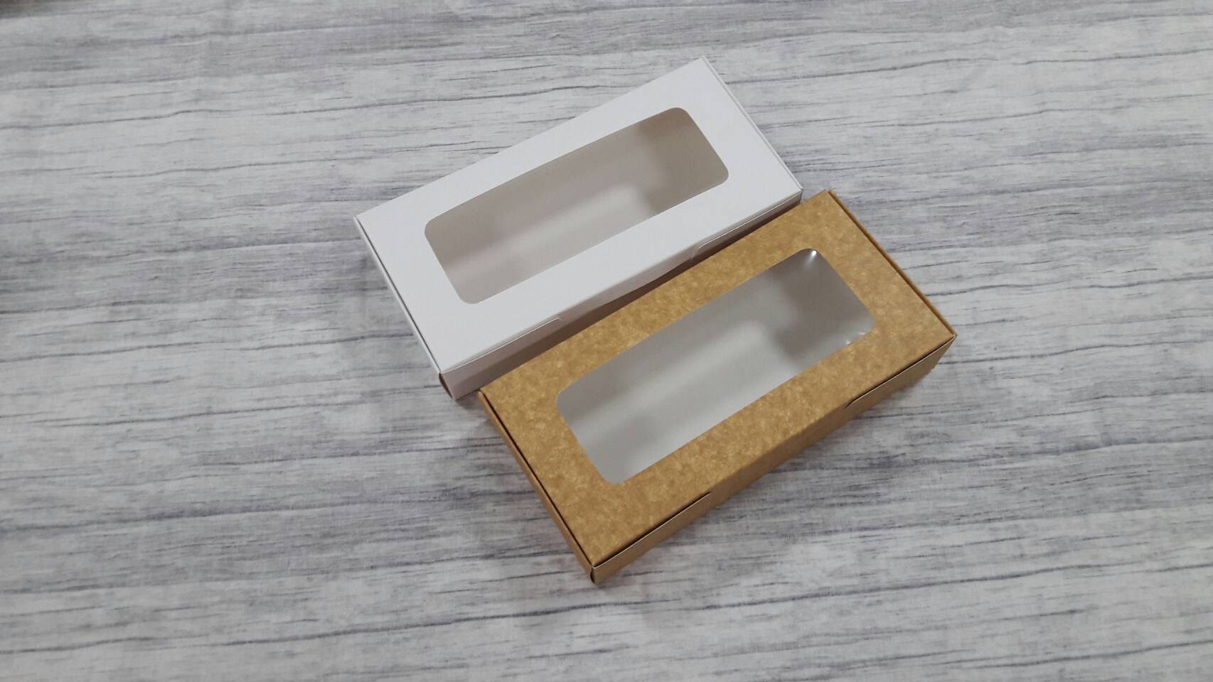 กล่องบราวนี่ กล่องขนม กล่องเอนกประสงค์ กล่องทรงหูช้างแบบฝาเสียบหน้า สีคราฟท์น้ำตาลอ่อน(CKB) ขนาด 10x20.5x3.8 ซม.(ฝาหน้าต่างพลาสติก) ราคา 205 บาทต่อแพ็ค (20 ใบ)