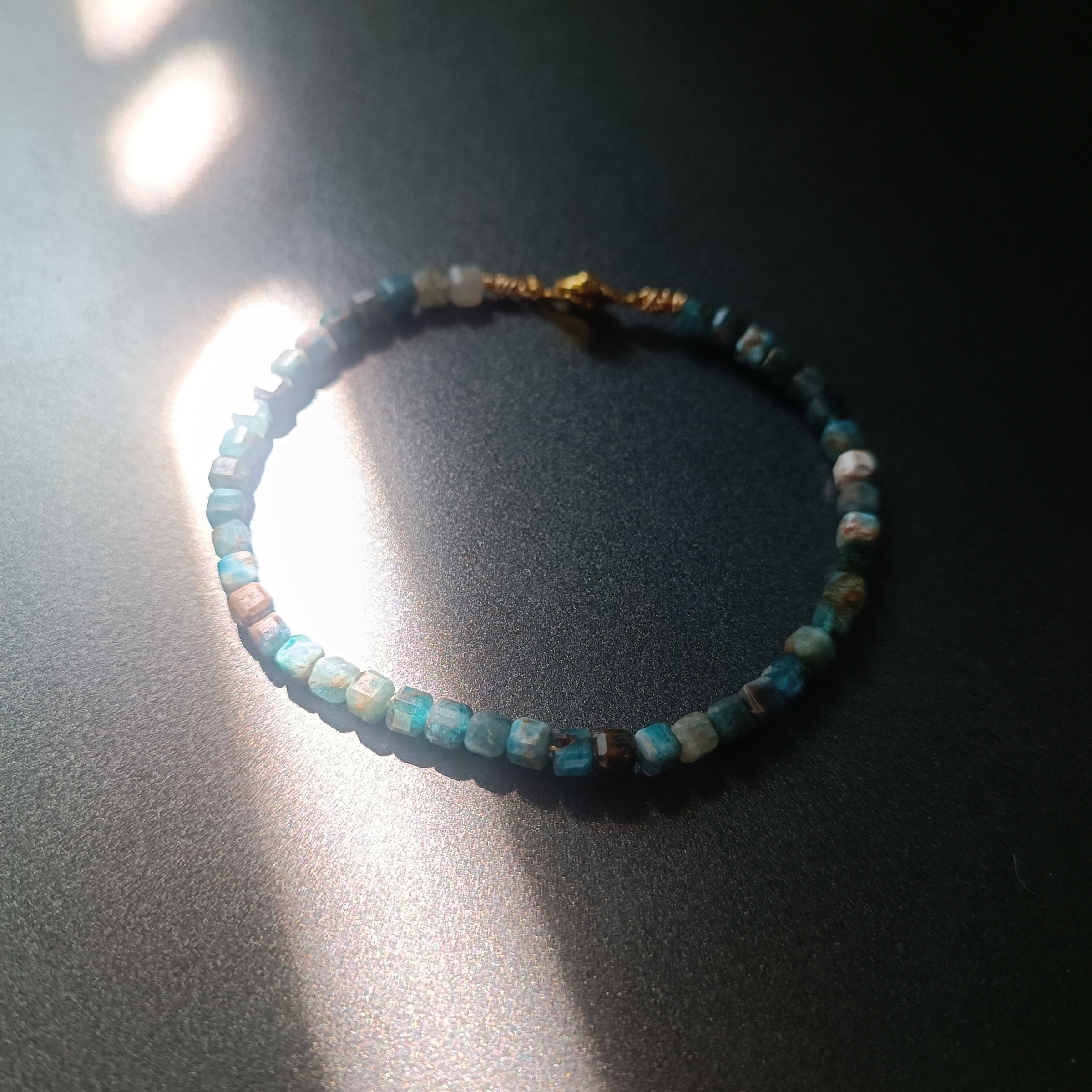 สร้อยข้อมือหินแท้ "Twisted" Apatite Bracelet (Success , Wisdom)