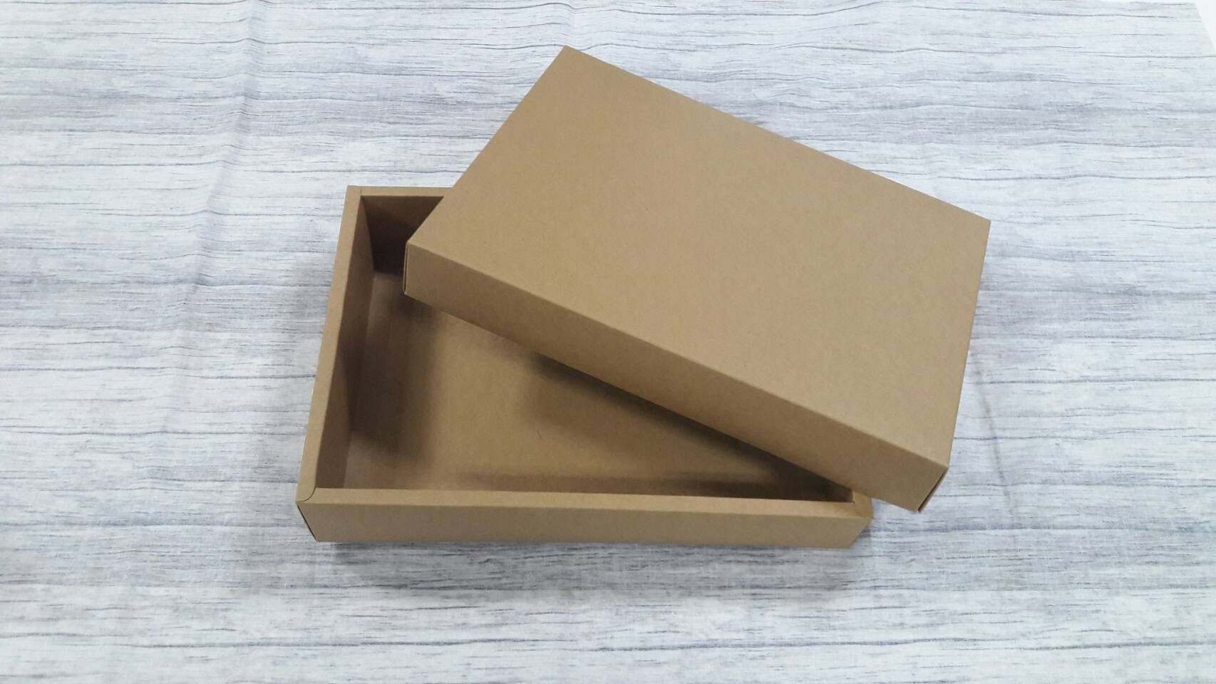 กล่องของขวัญ กล่องฝาครอบ กล่องของที่ระลึก กล่องอเนกประสงค์ กล่องของใช้ กล่องพวงมาลัย กล่องใส่ผ้าไหม ขนาด 19.6 x 27.2 x 5 ซม.สีคราฟท์น้ำตาลเข้ม (ฝาทึบ) ราคา 470 บาท/20 ใบ