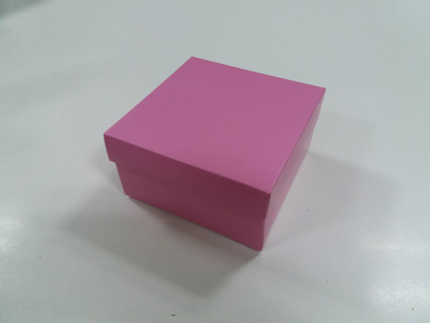 กล่องฝาครอบ กล่องอเนกประสงค์ กล่องของขวัญ กล่องที่ระลึก กล่องแบบมีฝาครอบ ขนาด 13 x 13 x 7 ซม. สีชมพู ราคา 380 บาท ต่อแพ็ค (20 ใบ)