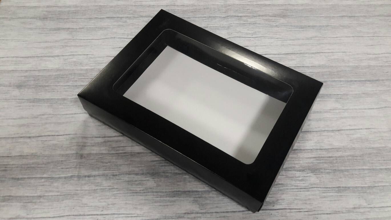 กล่องของขวัญ กล่องฝาครอบ กล่องของที่ระลึก กล่องอเนกประสงค์ กล่องของใช้ กล่องพวงมาลัย กล่องใส่ผ้าไหม ขนาด 19.6x27.2x5 ซม.สีดำ ราคา 530 บาท/20 ใบ