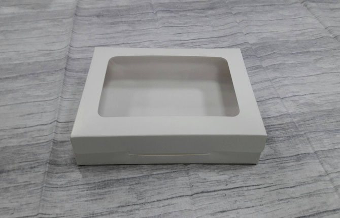 กล่องขนม กล่องบราวนี่ กล่องทาร์ตไข่ กล่องขนมเปี๊ยะ กล่องอเนกประสงค์ ขนาด 14.5x20x4 ซม. สีขาว ราคา 150 บาทต่อแพ็ค (20 ใบ)