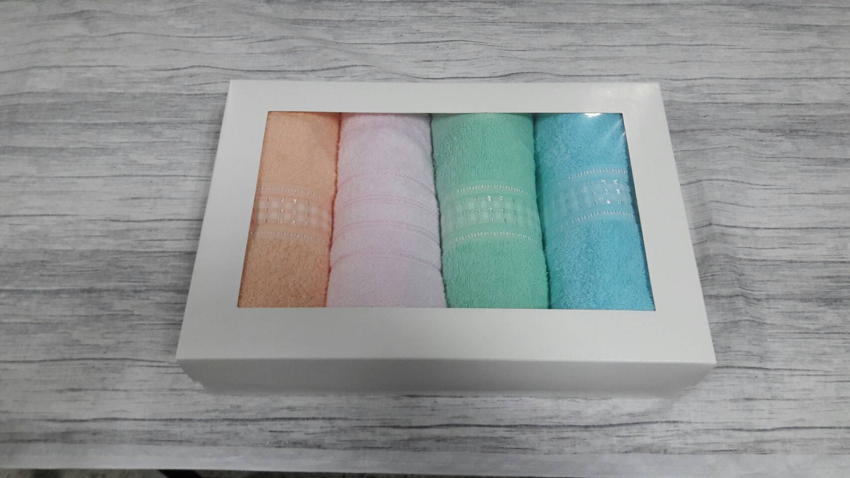 กล่องใส่ผ้าขนหนู กล่องใส่ผ้าเช็ดผม กล่องใส่ผ้าเช็ดตัว กล่องใส่ผ้าพาดคอนักกีฬา ขนาด 20.5 x 30.0 x7.0 cm. สีขาว (แบบฝาหน้าต่างพลาสติก) ราคา 650 บาท ต่อแพ็ค (20 ใบ)