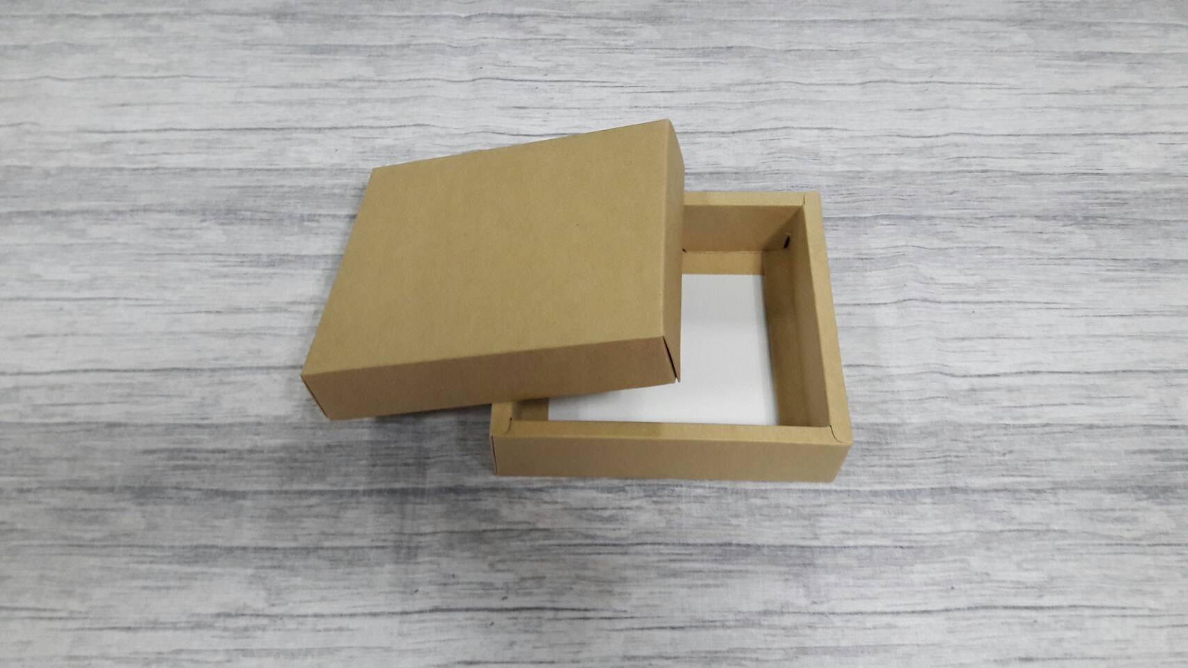 กล่องของขวัญ กล่องฝาครอบ ขนาด 14.5*13*4 ซม.กล่องของที่ระลึก กล่องอเนกประสงค์ กล่องของใช้ กล่องใส่ผ้าไหม สีคราฟท์น้ำตาลอ่อน ราคา 290 บาท/20 ใบ