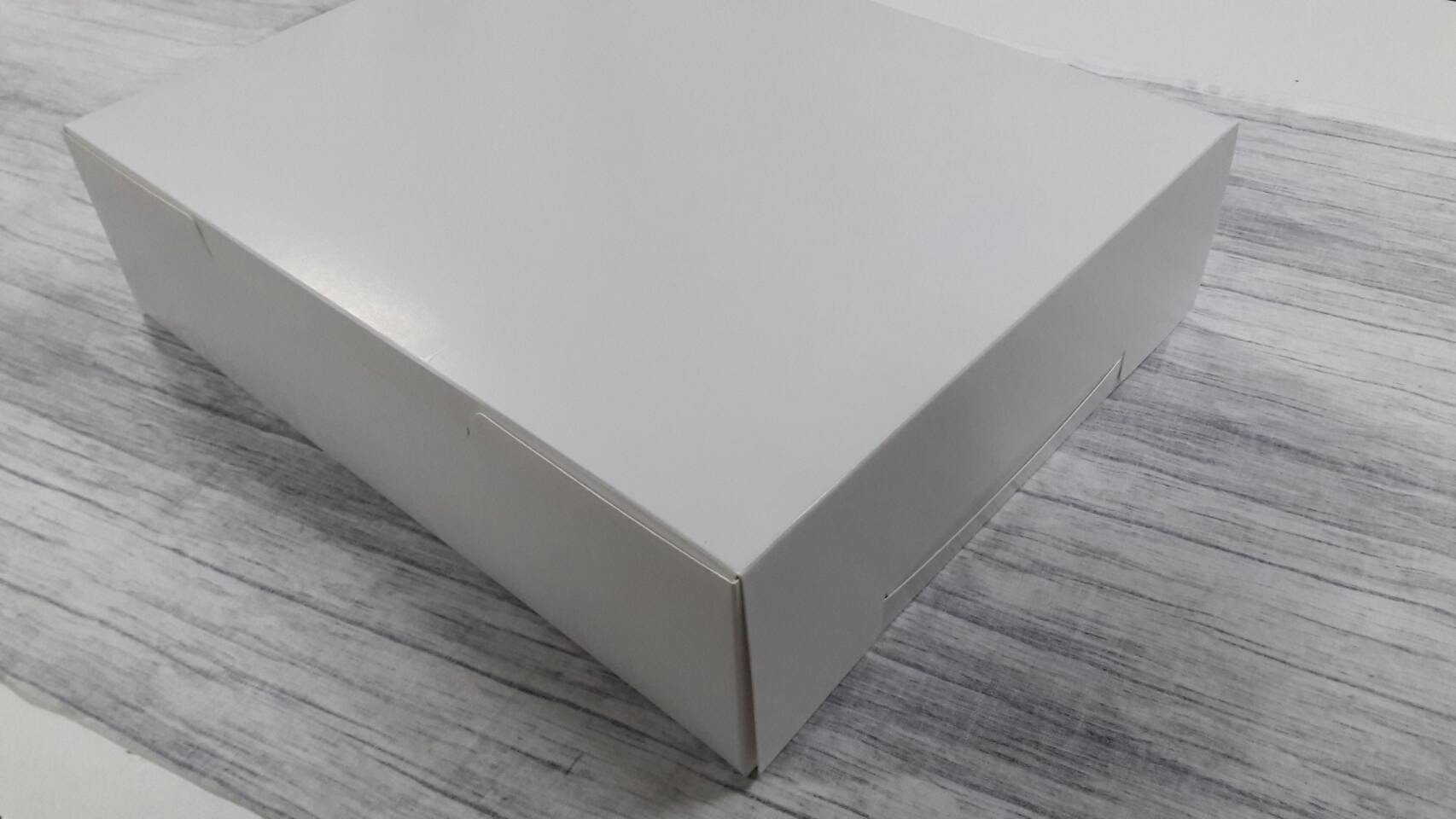 กล่องขนม กล่องโดนัท กล่องชิฟฟ่อน กล่องอเนกประสงค์ ขนาด 28 x 35 x 9 ซม.สีขาว (ฝาทึบ) ราคา 460 บาทต่อแพ็ค (20ใบ) (กระดาษหนา 350 แกรม)