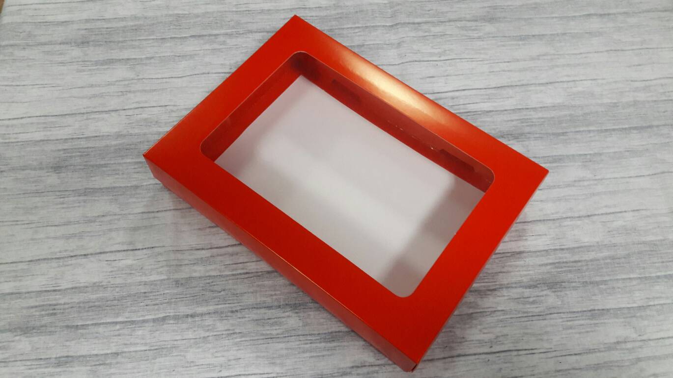 กล่องของขวัญ กล่องฝาครอบ กล่องของที่ระลึก กล่องอเนกประสงค์ กล่องของใช้ กล่องพวงมาลัย กล่องใส่ผ้าไหม ขนาด 19.6x27.2x5 ซม. สีแดงทอง ราคา 530 บาทต่อแพ็ค (20 ใบ)