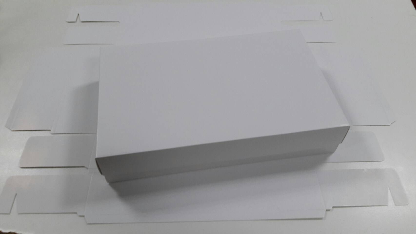 กล่องของขวัญ กล่องฝาครอบ กล่องของที่ระลึก กล่องอเนกประสงค์ กล่องพรีเมี่ยม กล่องใส่ผ้าไหม ขนาด 24.5 x 39.0 x 7.5 ซม.สีขาว (แบบฝาทึบ) ราคา 2,375 บาทต่อแพ็ค (50 ใบ)