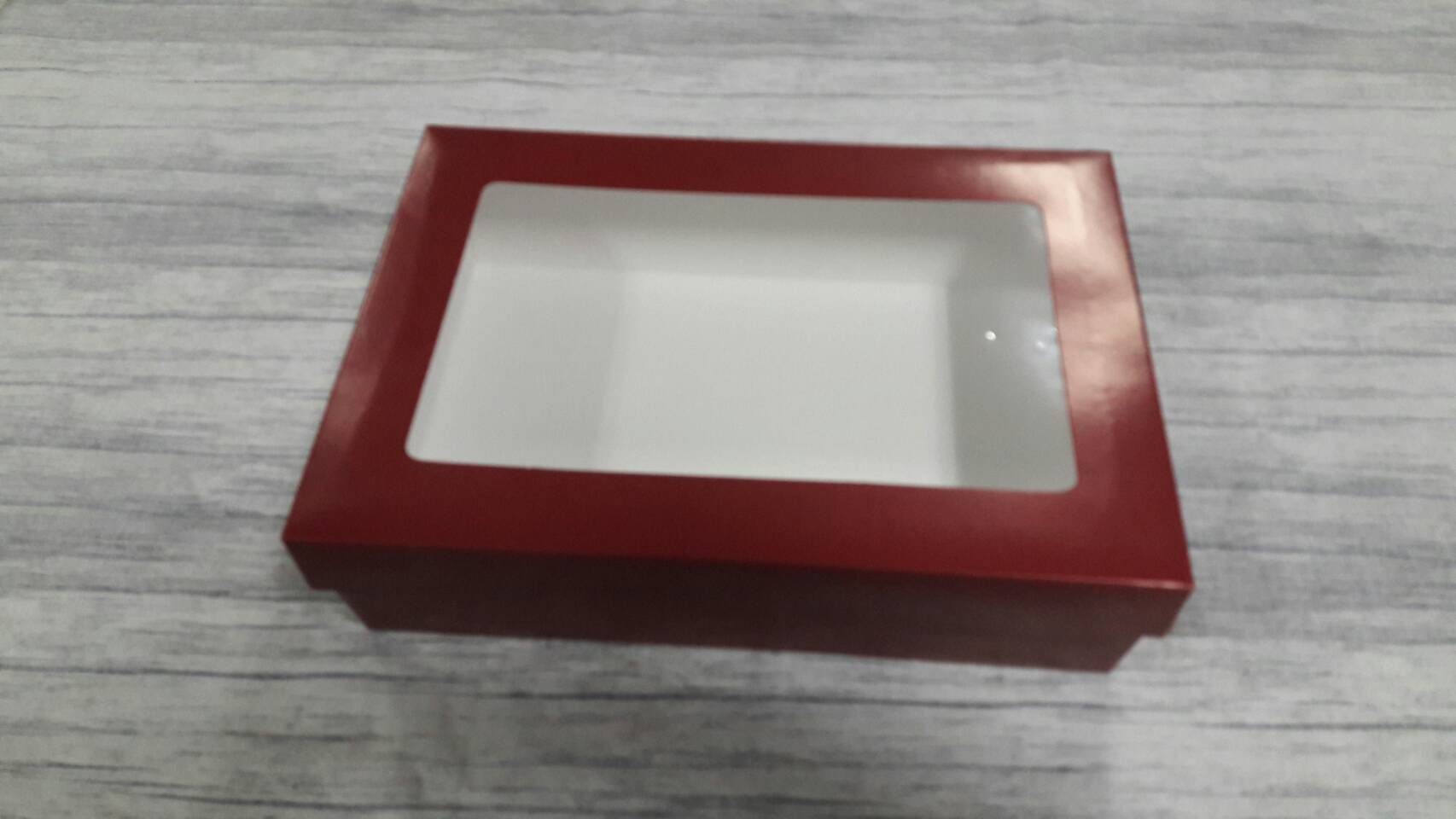 กล่องฝาครอบ กล่องเอนกประสงค์ สี red velvet color แบบมีหน้าต่าง ขนาด 23.4x16.3x6.5ซม.ราคา 455 บาท (20 ใบ) (รวมค่าจัดส่งแล้ว)