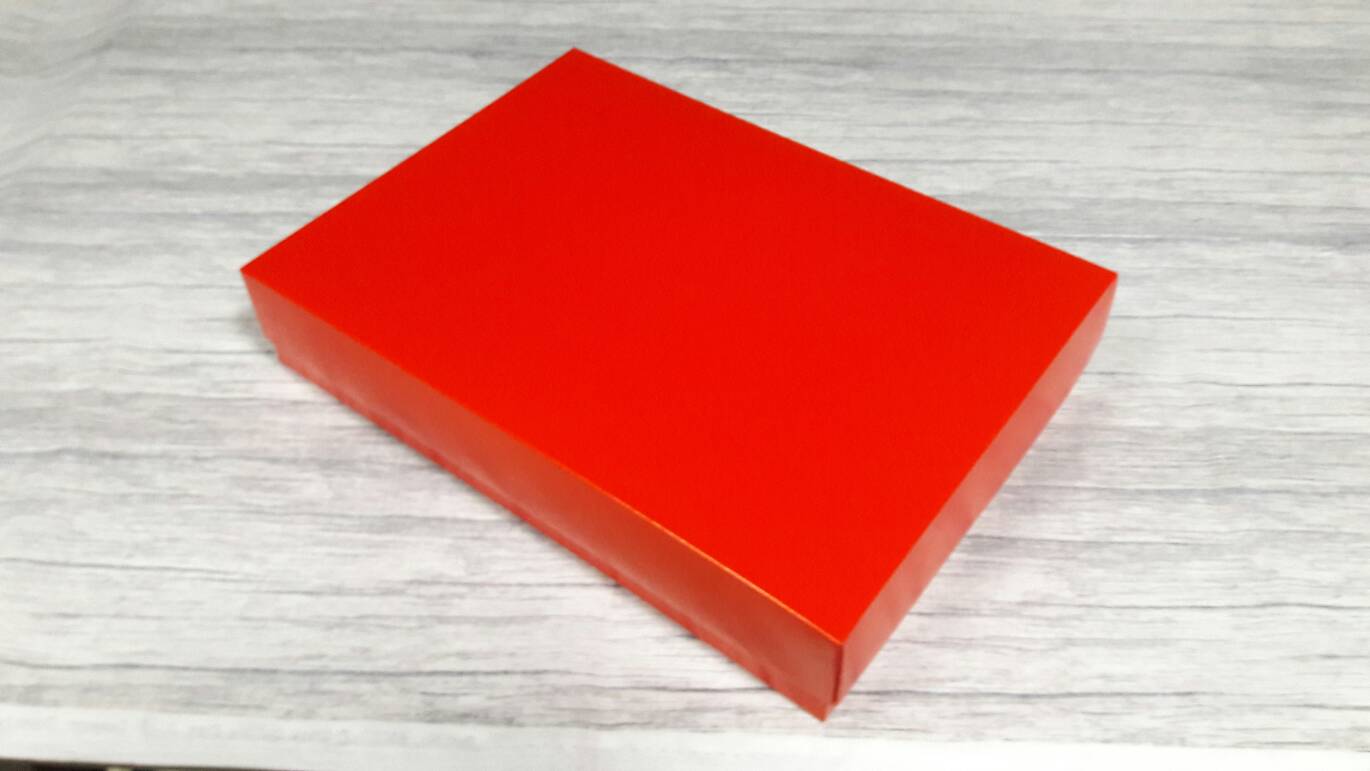 กล่องของขวัญ กล่องฝาครอบ กล่องของที่ระลึก กล่องอเนกประสงค์ กล่องของใช้ กล่องพวงมาลัย กล่องใส่ผ้าไหม ขนาด 19.6x27.2x5 ซม. สีแดงทอง ราคา 490 บาทต่อแพ็ค (20 ใบ)