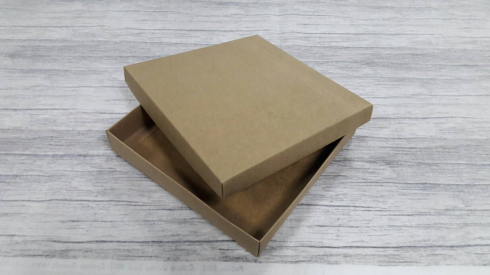 กล่องฝาครอบ กล่องอเนกประสงค์ ขนาด 16.8 x 18.0 x 3.0 cm. สีคราฟท์น้ำตาล (แบบฝาทึบ) ราคา 320บาท ต่อแพ็ค (20 ใบ)