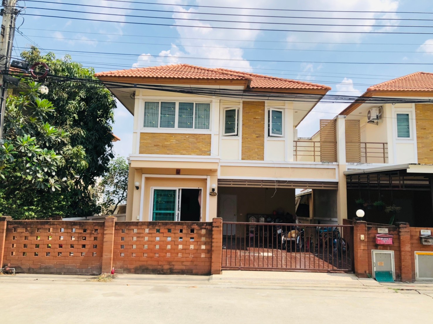 ขายบ้านแฝด 2 ชั้น มบ.เติมรัก 3 ถ. บ้านกล้วย-ไทรน้อย นนทบุรี ใกล้ รถไฟฟ้าสายสีม่วง 40.2 ตรว. 3 นอน 2 น้ำ รหัส H51