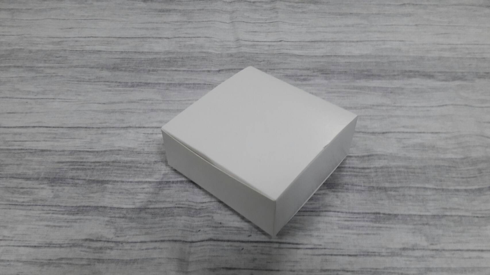 กล่องของขวัญ กล่องแบบฝาหัวท้าย กล่องอเนกประสงค์ สีขาว ขนาด10.5x10.5x4 ซม. กล่องของที่ระลึก กล่องเครื่องสำอางค์ กล่องของใช้ ราคา 145 บาท/20 ใบ