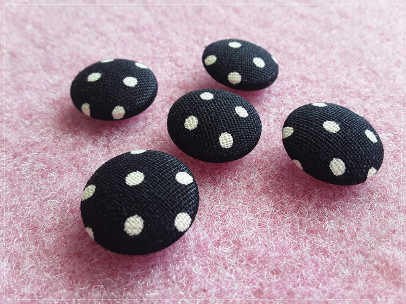 กระดุมผ้าแคนวาส Polka dot สีดำ