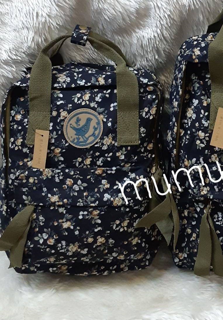 กระเป๋าเป้ผ้าสะพายหลัง mumu ผ้าเคลือบกันน้ำ ลายดอกไม้น้ำเงินเข้ม เขียวขี้ม้า (Size S)