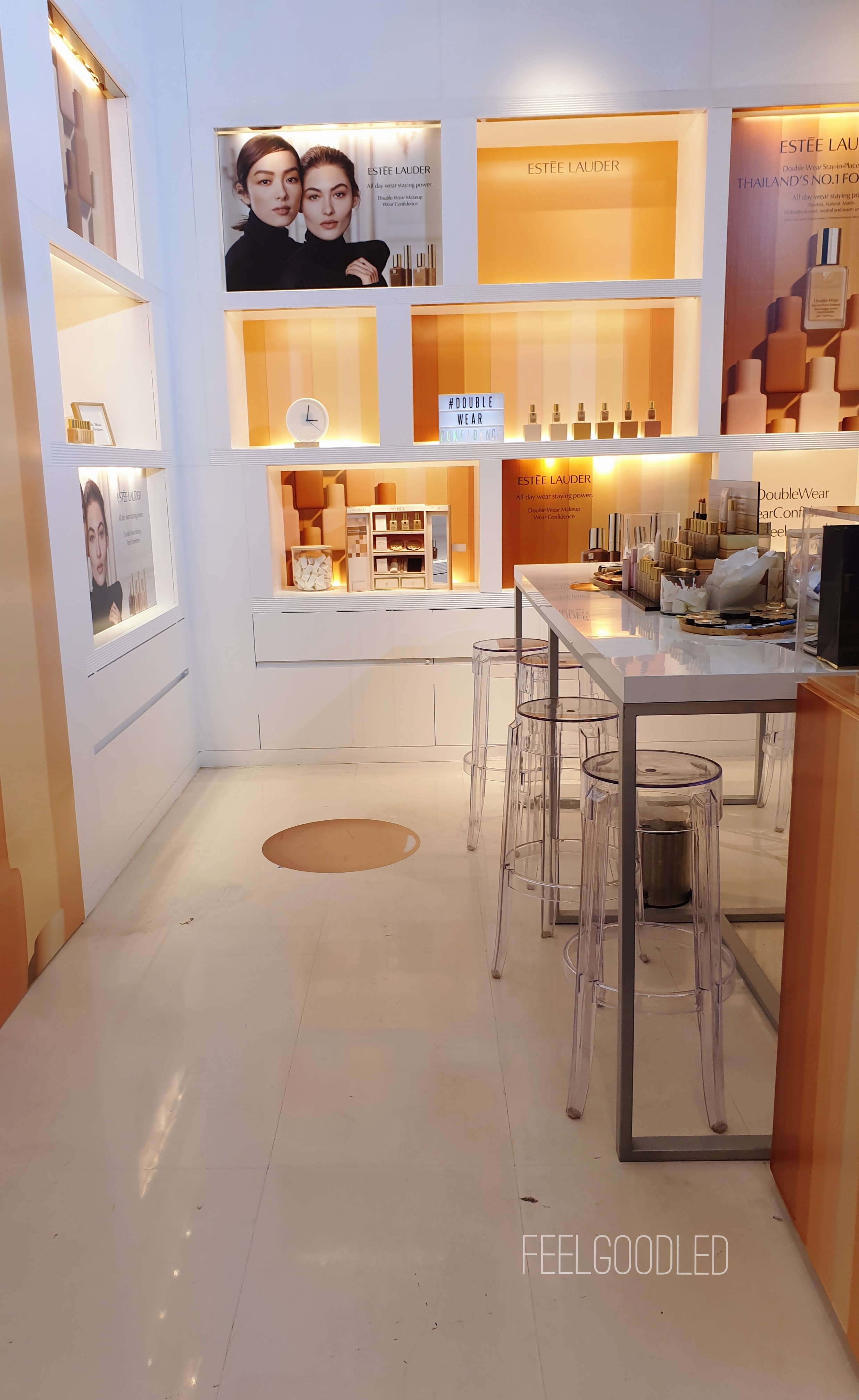 RENT/ให้เช่า: Replica ghost stool เก้าอี้สตูลใส