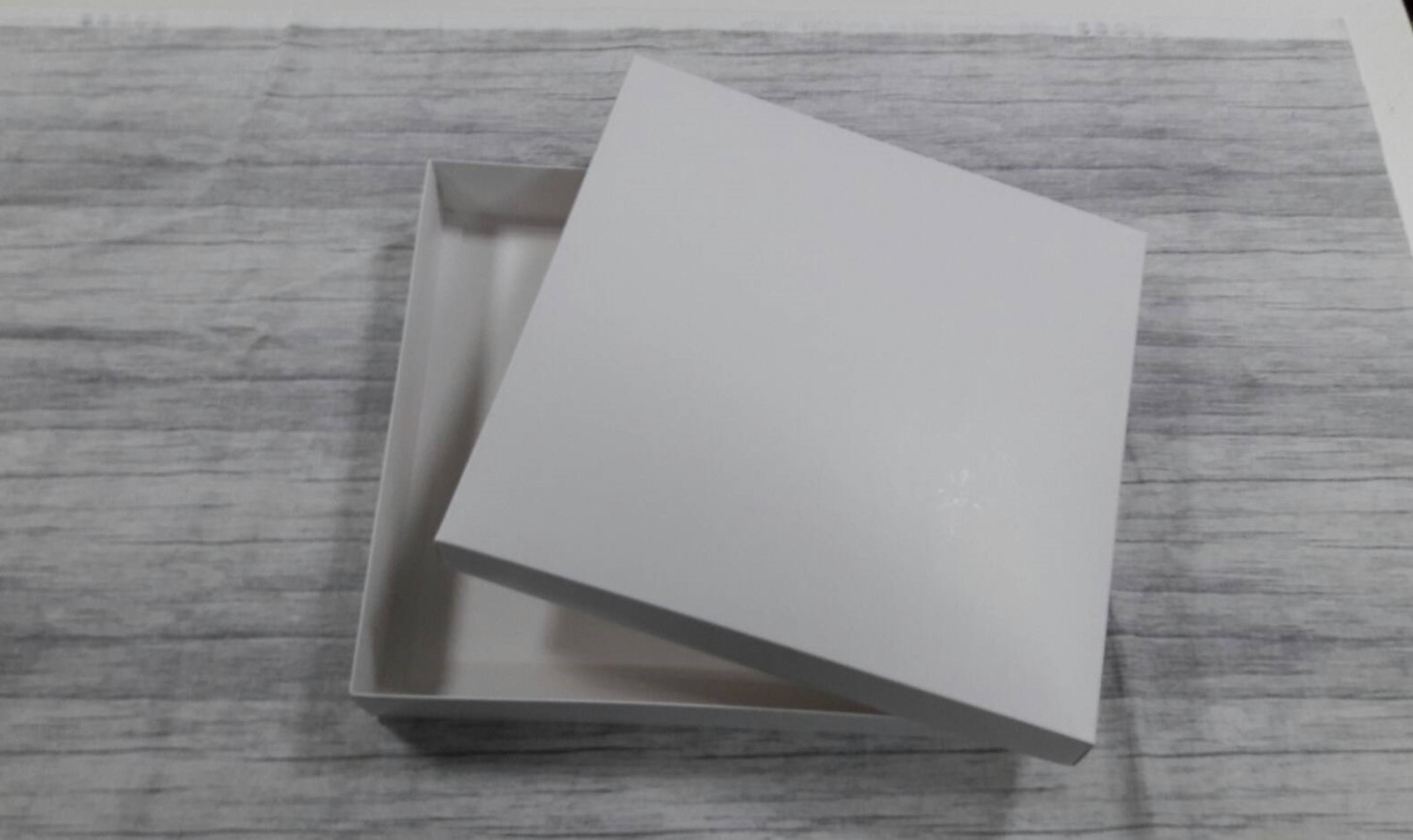 กล่องแบบมีฝาครอบ กล่องของขวัญ กล่องฝาครอบ กล่องอเนกประสงค์ ขนาด 31 x 31 x 4.5 ซม. สีขาว (แบบฝาทึบ) ราคา 630 บาท ต่อแพ็ค (20 ใบ)