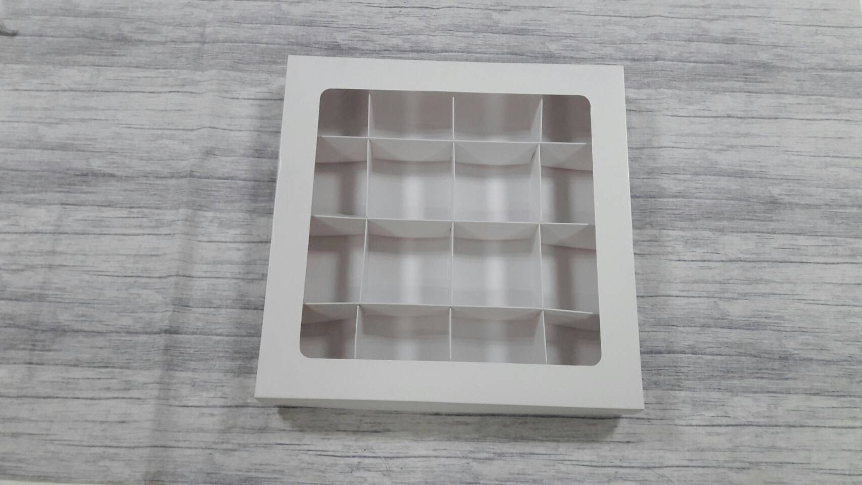 ฐานกั้นสินค้า ตัวกั้นสินค้า 16 ช่อง (แต่ละช่อง 7.5x7.5x4.0ซม.) สีขาว ขนาด 31.0 x 31.0 x 4.0 ซม.(เมื่อพับขึ้นรูป) ราคา 280 บาทต่อแพ็ค(20 ชิ้น) (ใช้กับกล่องของที่้ร้าน)