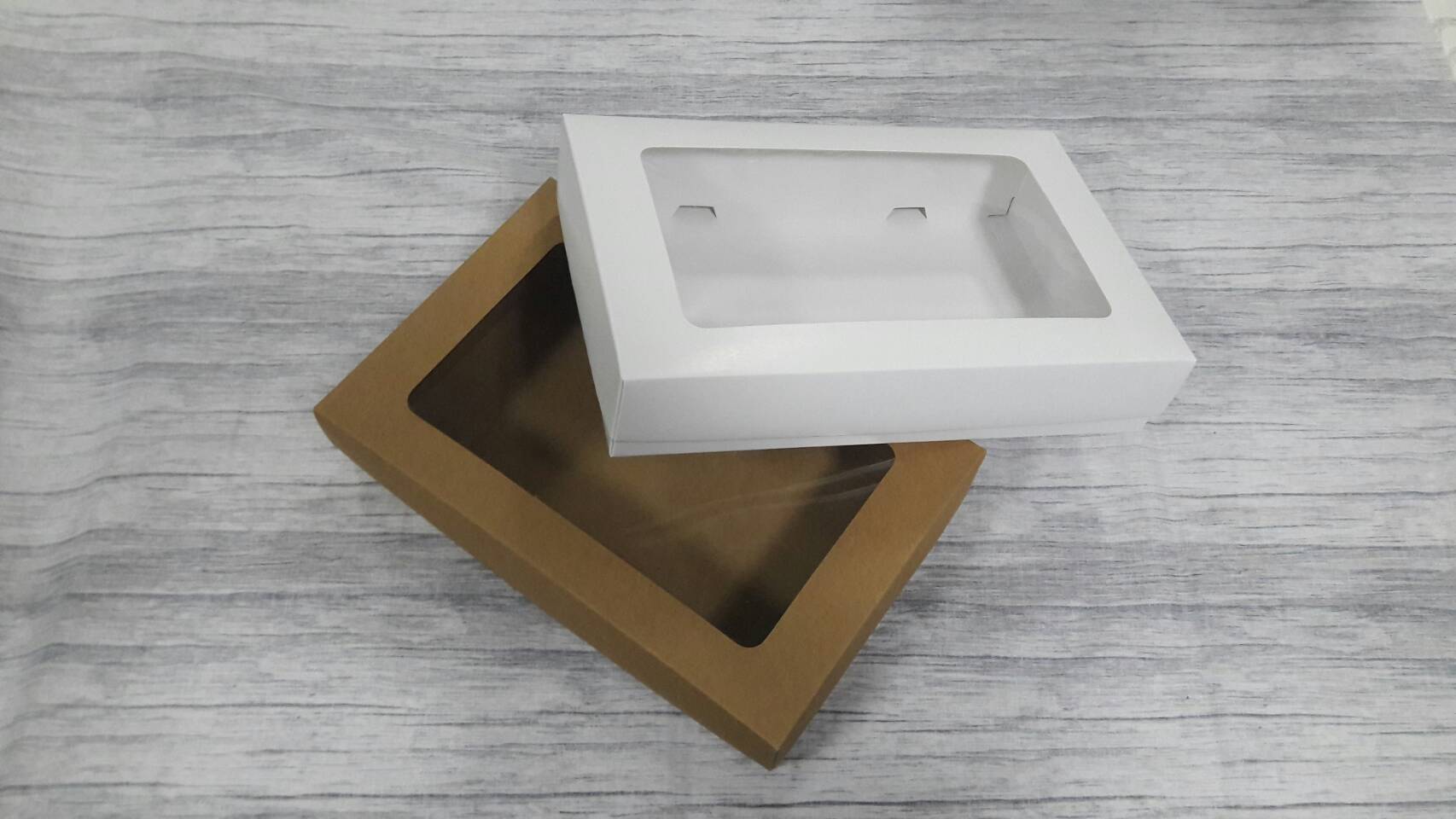 กล่องของขวัญ กล่องฝาครอบ กล่องของที่ระลึก ขนาด 16.6x26x5 ซม. สีขาว กล่องอเนกประสงค์ กล่องพวงมาลัย กล่องใส่ผ้าไหม (มีหน้าต่างพลาสติก) ราคา 450 บาทต่อแพ็ค (20 ใบ)