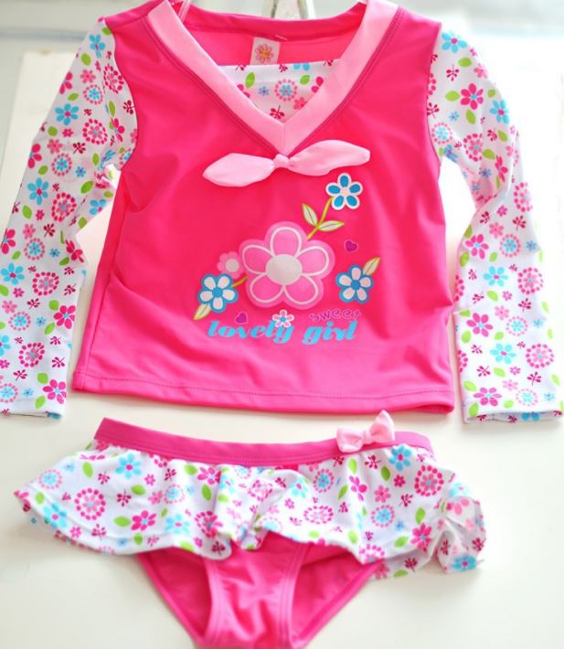 ชุดว่ายน้ำเด็กผู้หญิง สีชมพูขาวลายดอกไม้ เสื้อแขนยาว กางเกงมีระบาย พร้อมหมวกเข้าชุด