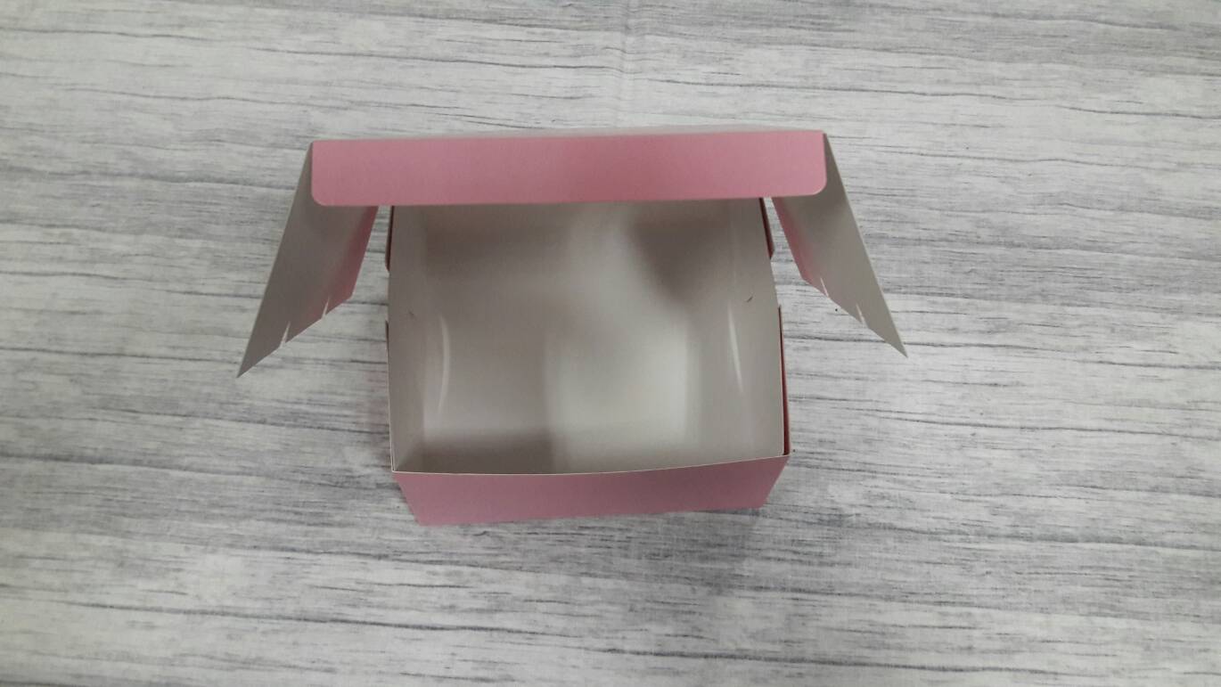 กล่องคัพเค้ก 4 ชิ้น (แบบไม่มีฐานรอง) กล่องเค้กครึ่งปอนด์ กล่องขนม กล่องสแน็ค Snack Box กล่องคอฟฟี่เบรค สีชมพู ขนาด 15.0x15.0x7.6 ซม. (แพ็คละ 150 บาทต่อ 20ใบ)