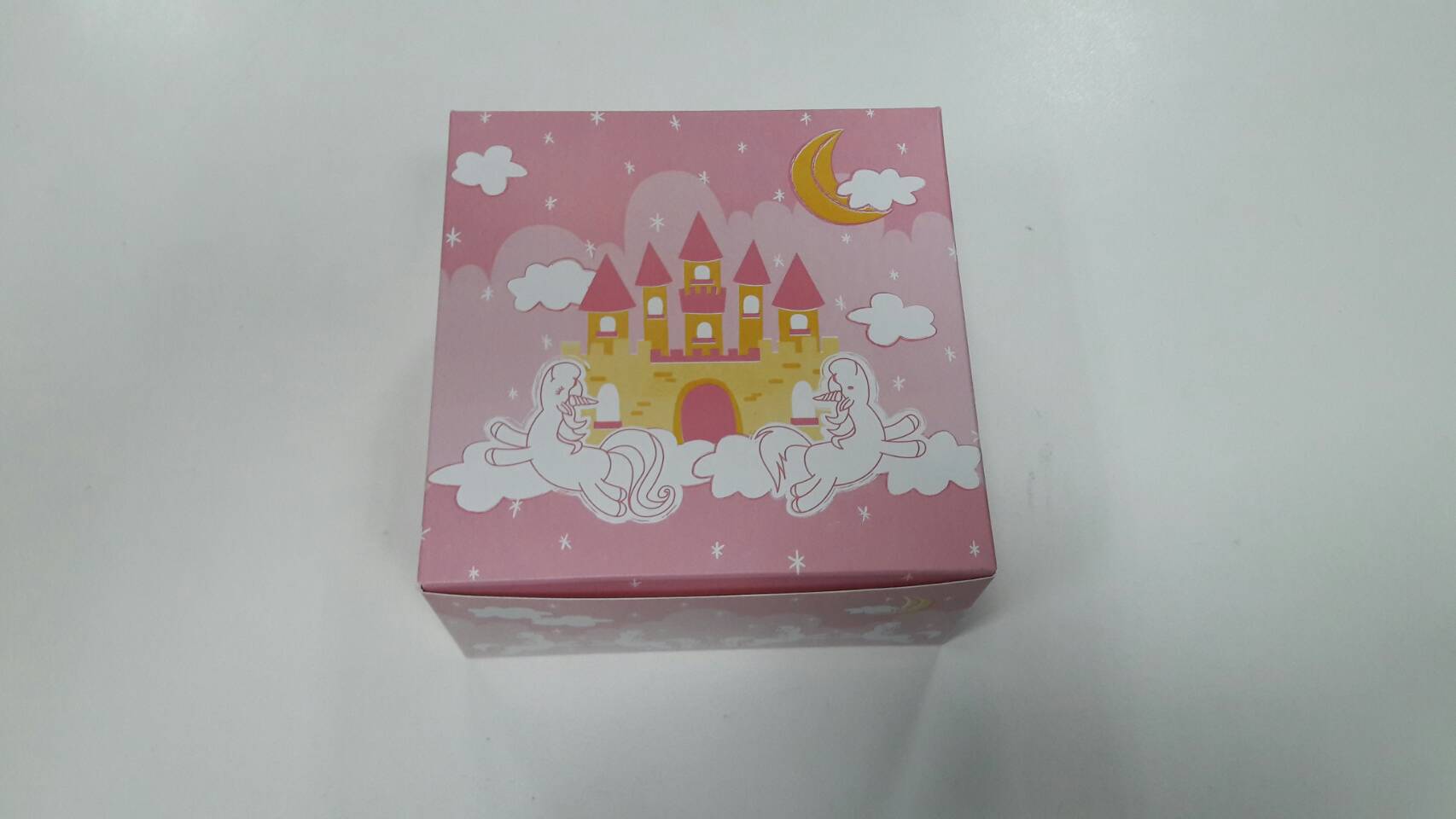 กล่องสแน็ค กล่องอาหารว่าง Snack Box กล่องคอฟฟี่เบรค กล่องคัพเค้ก แบบไม่มีหน้าต่าง สีชมพูปราสาทเหลือง ขนาด 13.5x13.5x7.0 ซม.ราคา 145 บาท(20ใบ/แพ็ค)