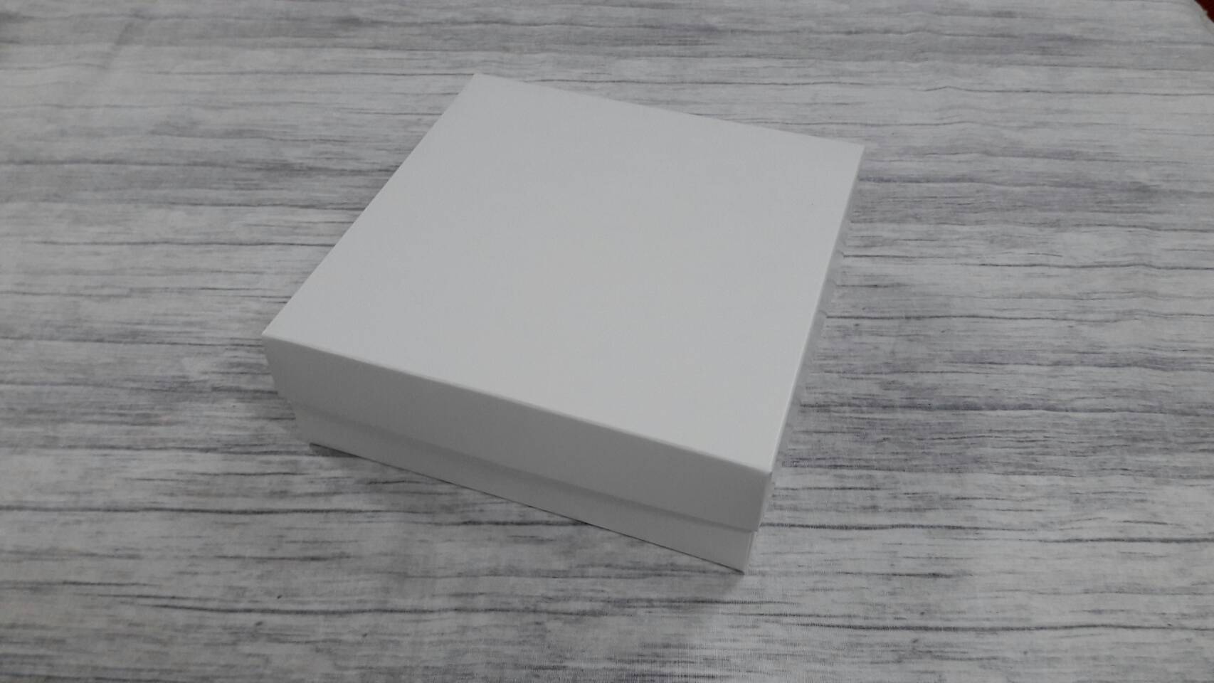 กล่องฝาครอบ กล่องของขวัญ กล่องเอนกประสงค์ กล่องแบบมีฝาครอบ ขนาด 17.5 x 17.5 x 6.0 ซม. สีขาว (แบบฝาทึบ) ราคา 400 บาท ต่อแพ็ค (20 ใบ)