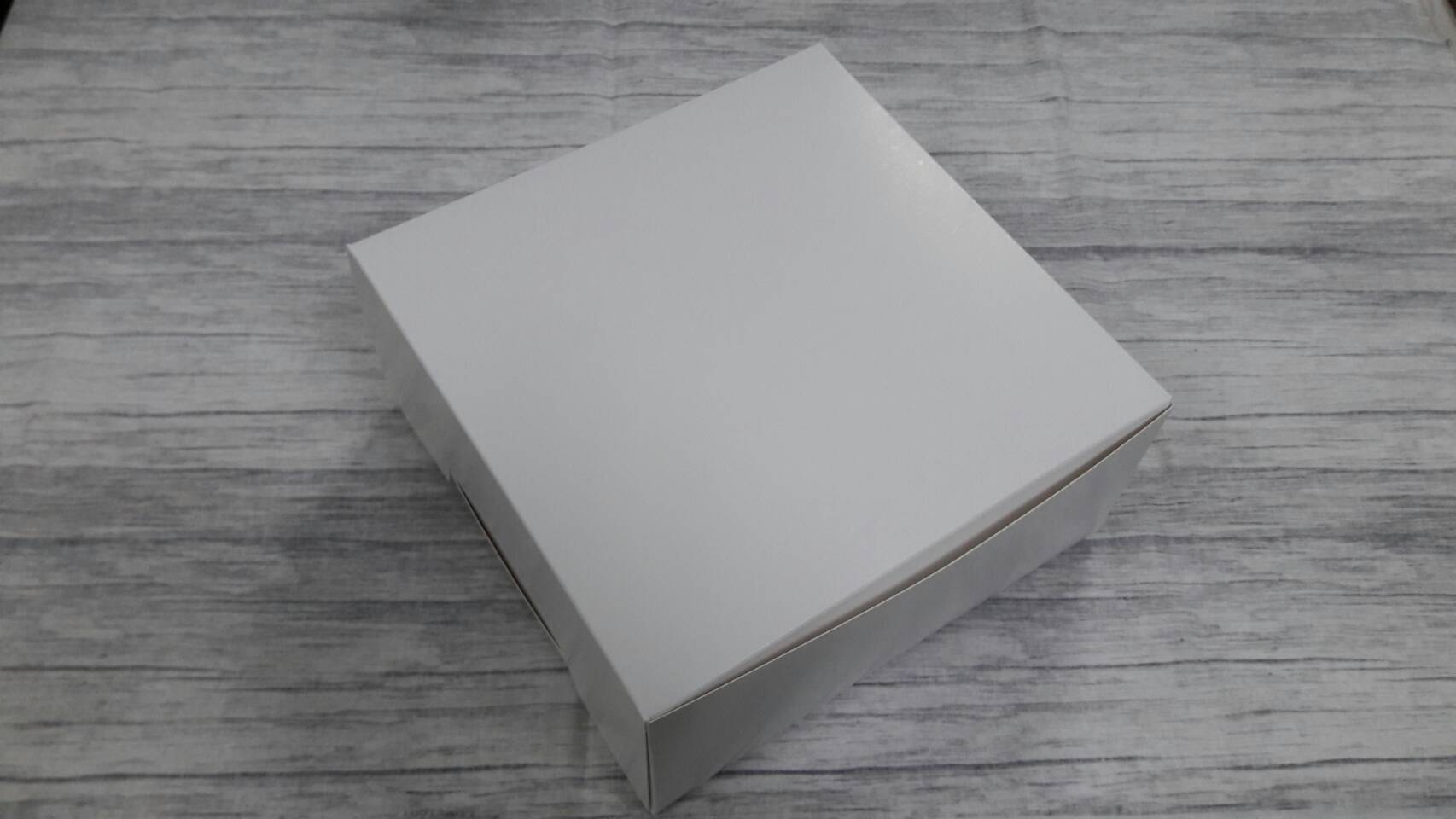 กล่องชิฟฟ่อน กล่องอเนกประสงค์ (แบบฝาทึบ) ขนาด 20.4x20.4x9.5ซม. กล่องสแน็ค กล่องขนม (กระดาษหนา 300 แกรม) สีขาว ราคา 245 บาทต่อแพ็ค (20ใบ)