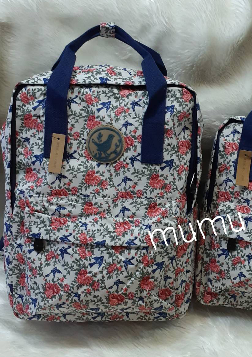 กระเป๋าเป้ผ้าสะพายหลัง mumu ผ้าเคลือบกันน้ำ ลายดอกไม้เขียวแดงน้ำเงิน (Size L)