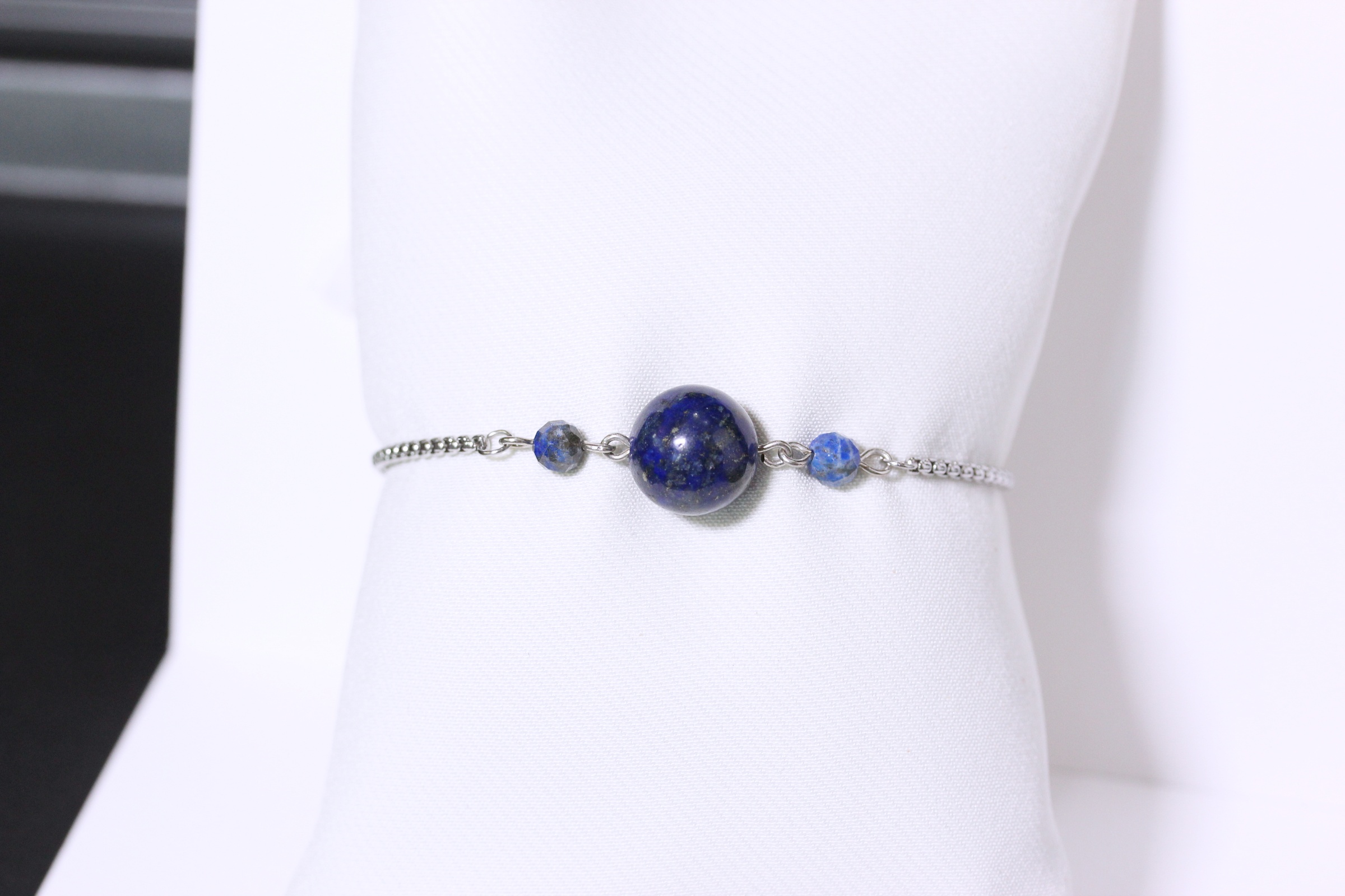 สร้อยข้อมือหินแท้ "Muse" Protection Bracelet (Lapis Lazuli)