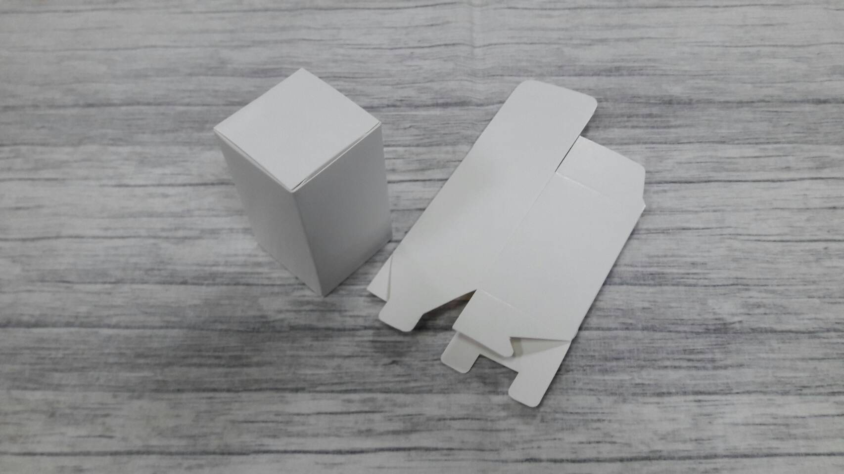 กล่องอเนกประสงค์ แบบทรงฝาปิดเปิด ท้ายก้นขัด กล่องของขวัญ กล่องเครื่องสำอางค์ สีขาว 5x5x8.5 ซม. (กระดาษหนา 350 แกรม) ราคา 240 บาทต่อแพ็ค(50 ใบ)