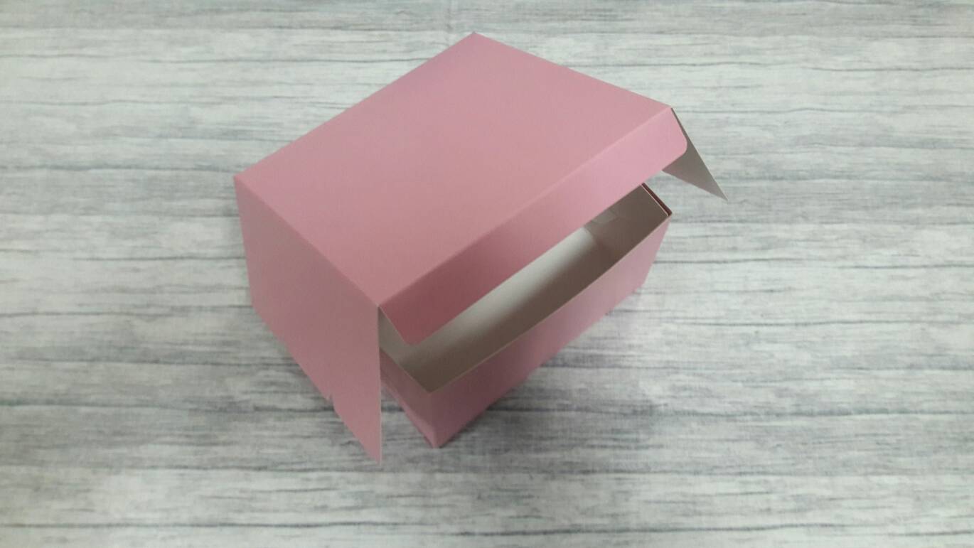 กล่องคัพเค้ก 4 ชิ้น (แบบไม่มีฐานรอง) กล่องเค้กครึ่งปอนด์ กล่องขนม กล่องสแน็ค Snack Box กล่องคอฟฟี่เบรค สีชมพู ขนาด 15.0x15.0x7.6 ซม. (แพ็คละ 150 บาทต่อ 20ใบ)