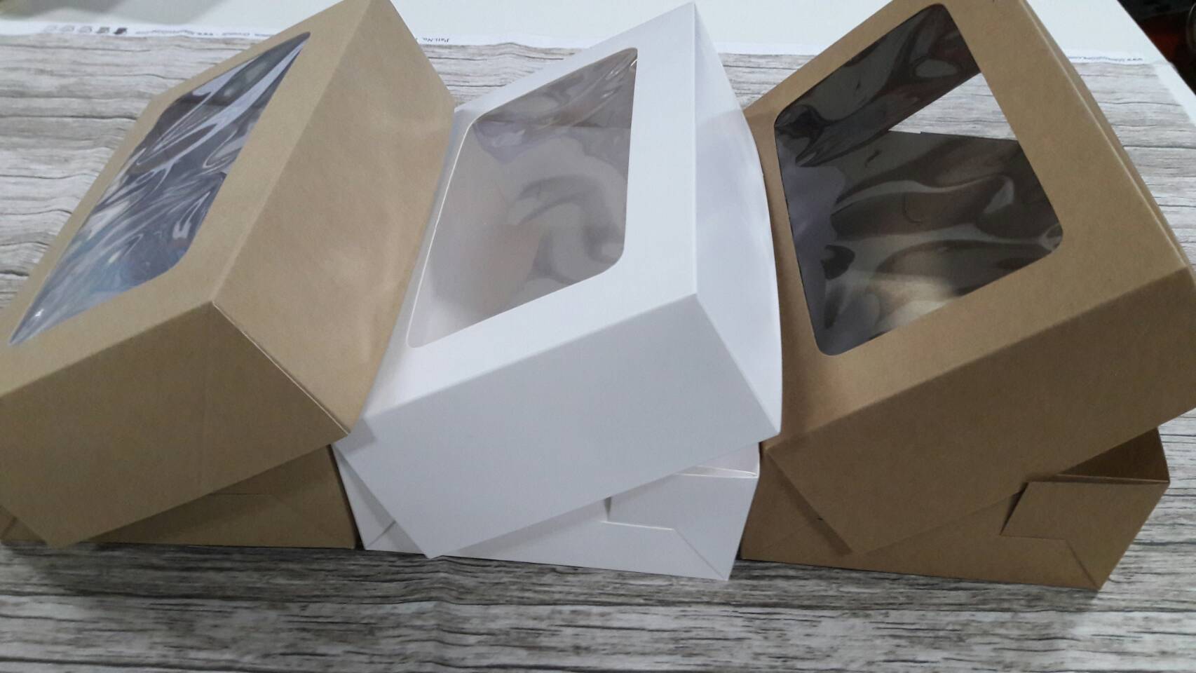 กล่องขนม กล่องอเนกประสงค์ กล่องชิฟฟ่อน กล่องใส่ของที่ระลึก (ฝากล่องปะกาวขึ้นรูป) ขนาด 14.0x22.0xสูง 6.5 ซม.สีคราฟท์น้ำตาลอ่อน ราคาแพ็คละ 285 บาท (20ใบ)