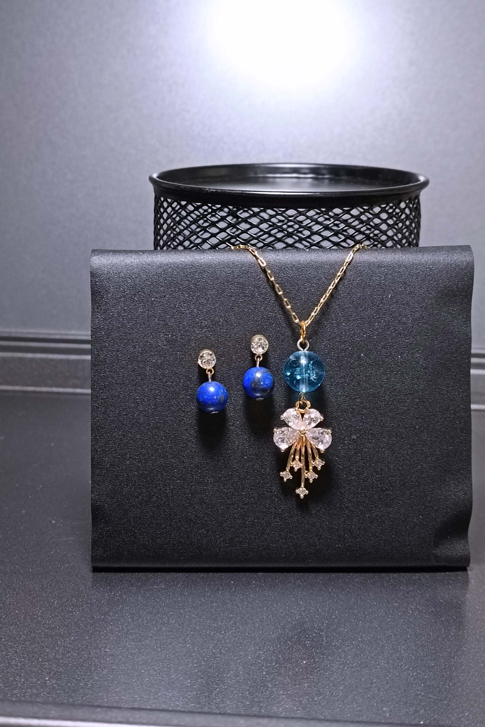 "DIVA" ชุดสร้อยคอจี้ Blue Topaz พร้อมต่างหูหินแท้ Lapis Lazuli (โชคลาภ)