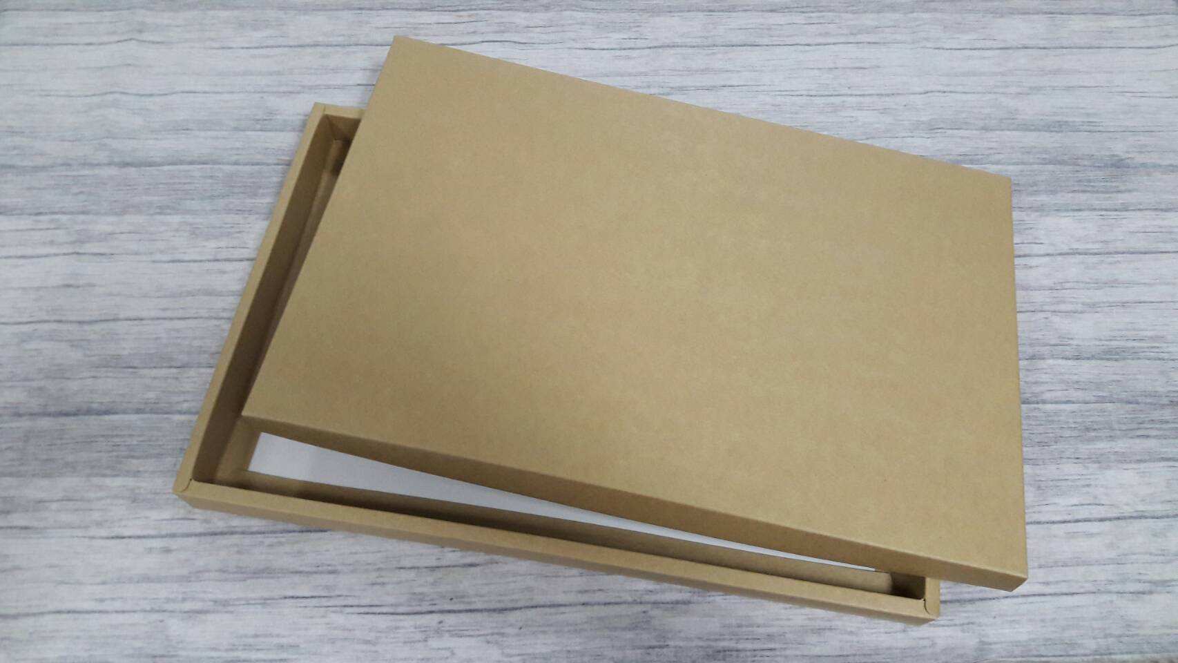 กล่องอเนกประสงค์ กล่องฝาครอบ กล่องของที่ระลึก กล่องของขวัญ กล่องใส่ผ้าพันคอ กล่องใส่ผ้าไหม ขนาด 22.7 x 34.4 x 2.4 ซม.(ใช้ใส่ของขนาด A4 ได้) สีคราฟท์น้ำตาลอ่อน ราคา 470 บาท/20 ใบ